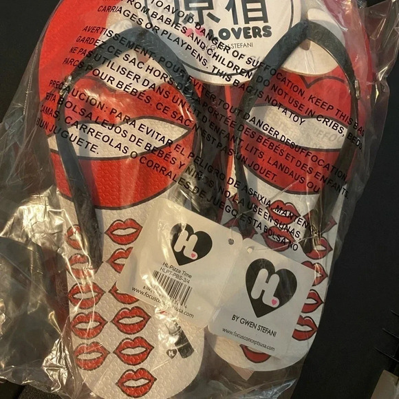 HARA JUKU LOVERS by Gwen Stafani “Lay One On Me” Flip Flops - Picture 3 of 6